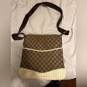 Gucci GG Canvas Messenger Medium Bag